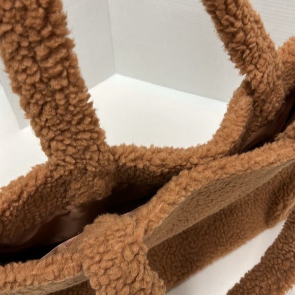 NWT Victoria’s Secret PINK Tan Plush Fleece Snap Closure Tote - Picture 7 of 9